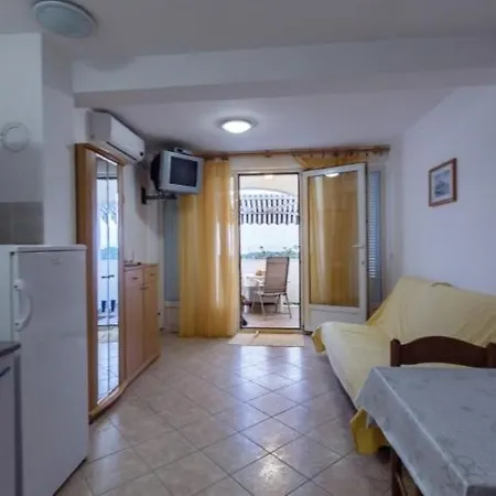 Apartman In Palit With Sea View, Terrace, Air Conditioning, Wi-fi Mundanije